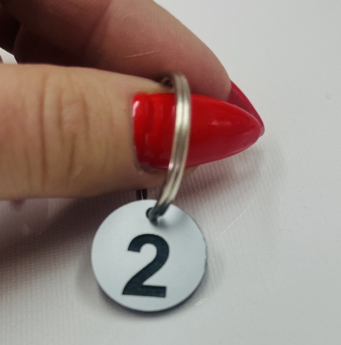 Numerek do szatni, breloczek do kluczy, mały grawerowany ! 3 x 3 cm Numerek do szatni, breloczek do kluczy, mały grawerowany ! 3 x 3 cm