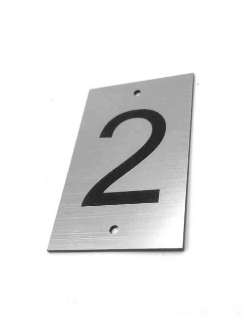 Numerek na drzwi z grawerem 5x8 cm Numerek na drzwi z grawerem 5x8 cm