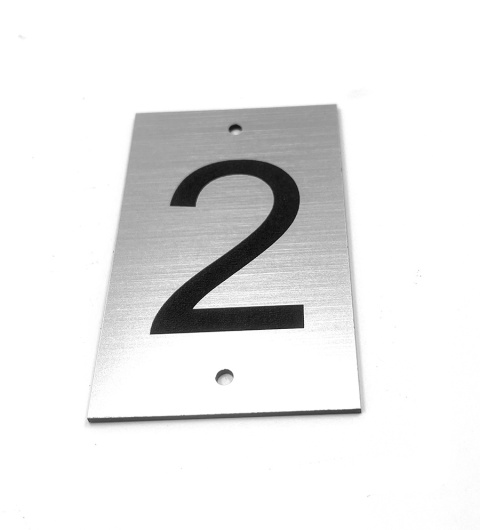 Numerek na drzwi z grawerem 5x8 cm Numerek na drzwi z grawerem 5x8 cm