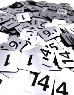 Numerki na szafki 3x3 cm -100 szt. Dowolne numerki Trwały Grawer