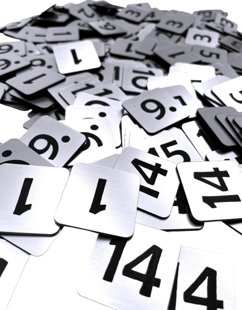 Numerki na szafki 3x3 cm -100 szt. Dowolne numerki Trwały Grawer