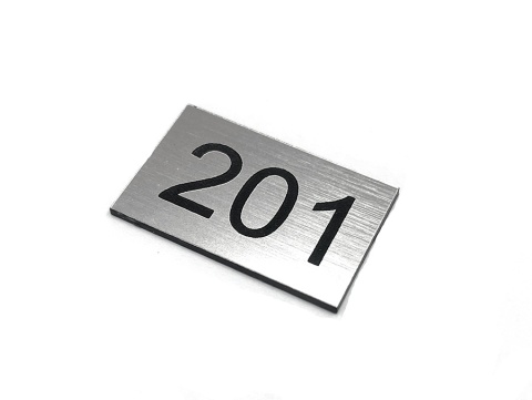 Numerek na szafkę lub drzwi 4 x 2,5 cm, srebro szczotkowane ! Grawer